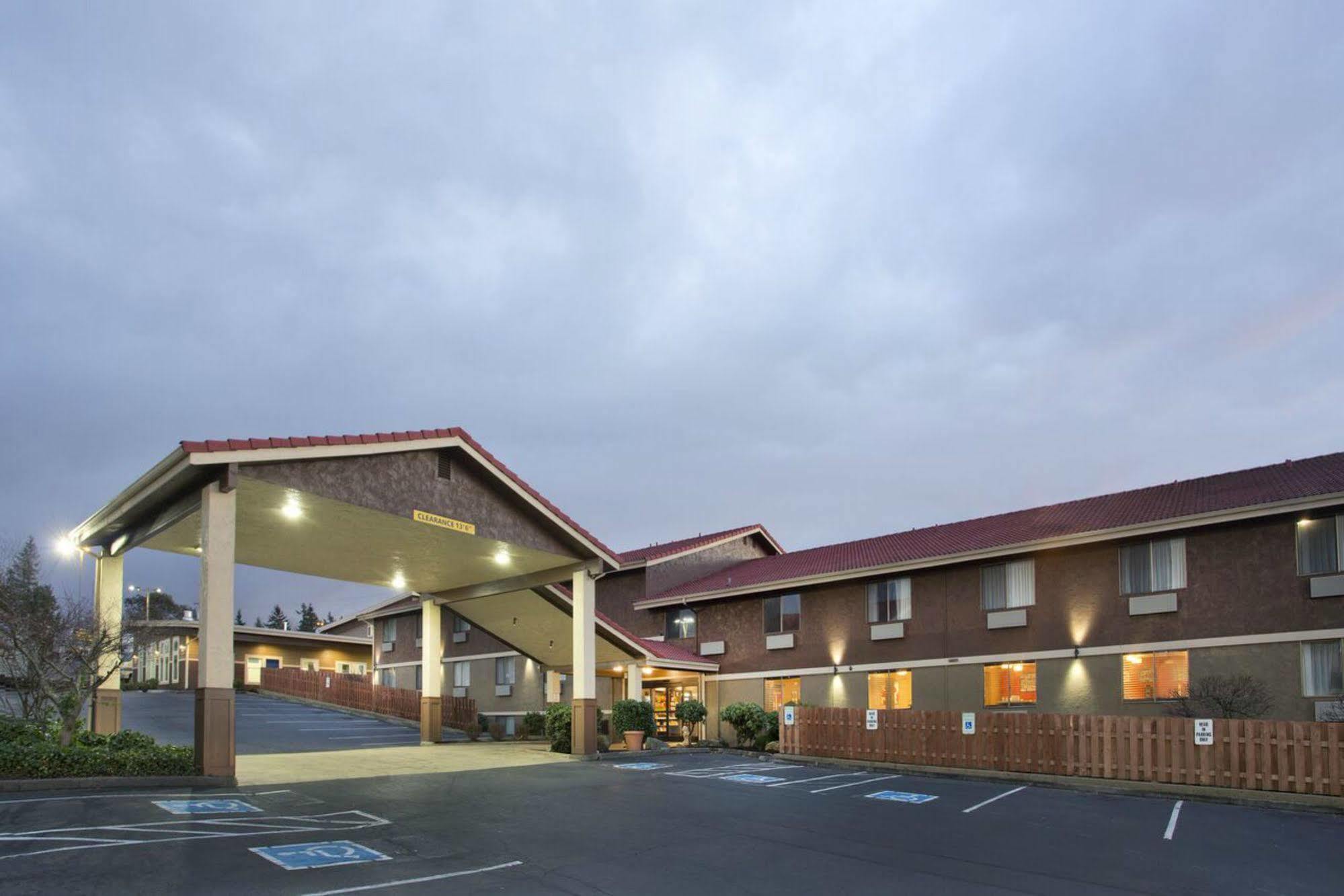 Red Lion Inn And Suites Federal Way Esterno foto